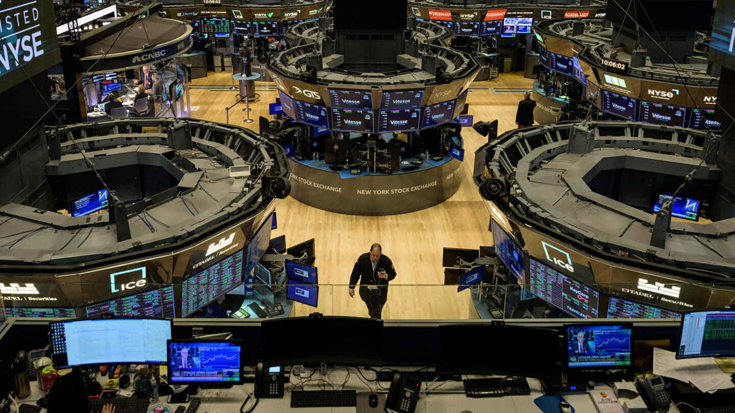 Tumultuous New York Stock Exchange Floor Wallpaper