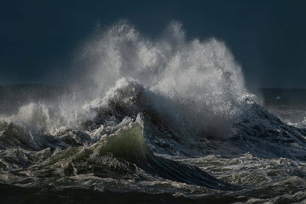 Tumultuous Wave Splash Wallpaper