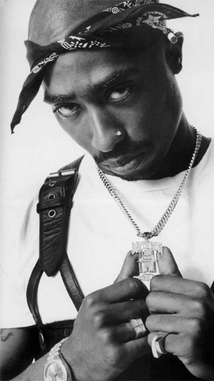 Keep up with the trend and use the iconic Tupac iPhone! Wallpaper