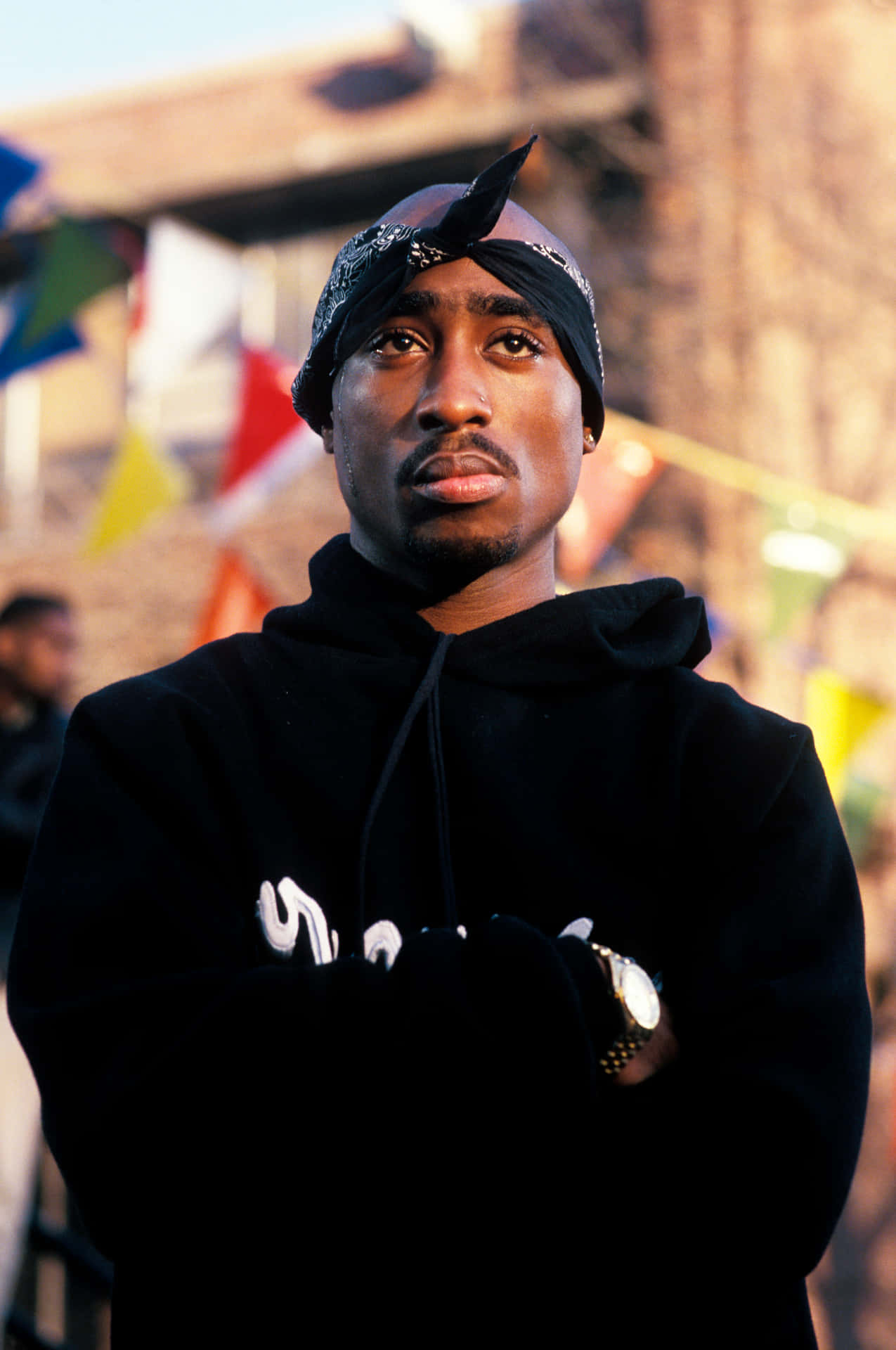 Descriçãouma Imagem Clássica Em Preto E Branco Do Lendário Ícone Do Hip-hop Tupac Shakur.