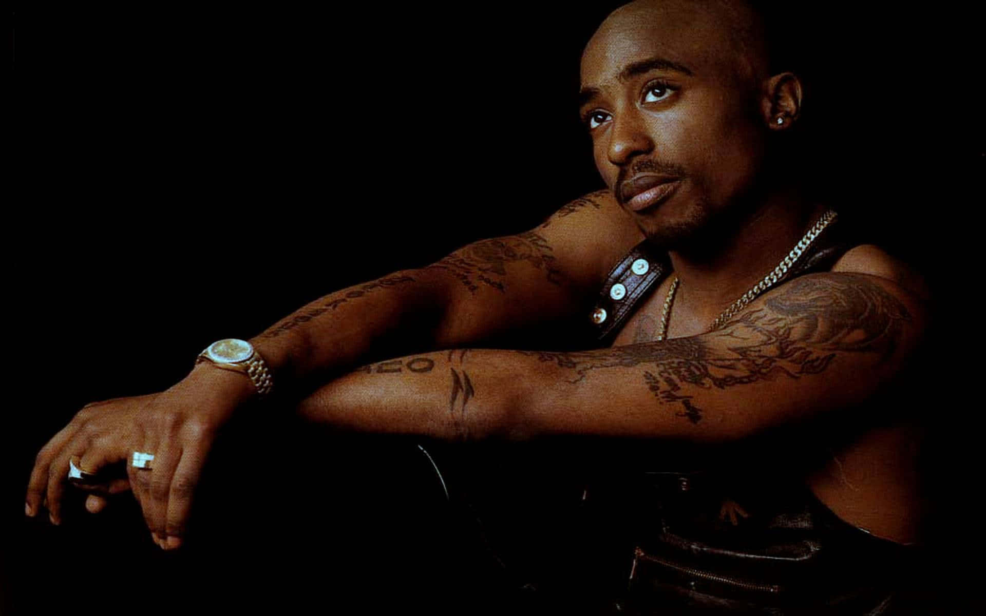 Tupac Shakur Contemplatieve Pose Achtergrond