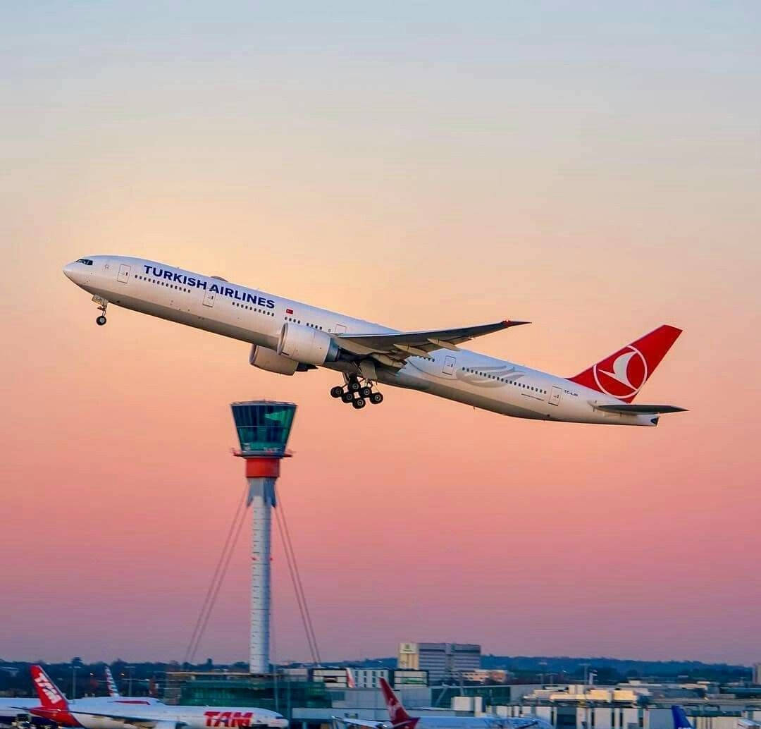 Decollodi Turkish Airlines 777-300 Er Sfondo