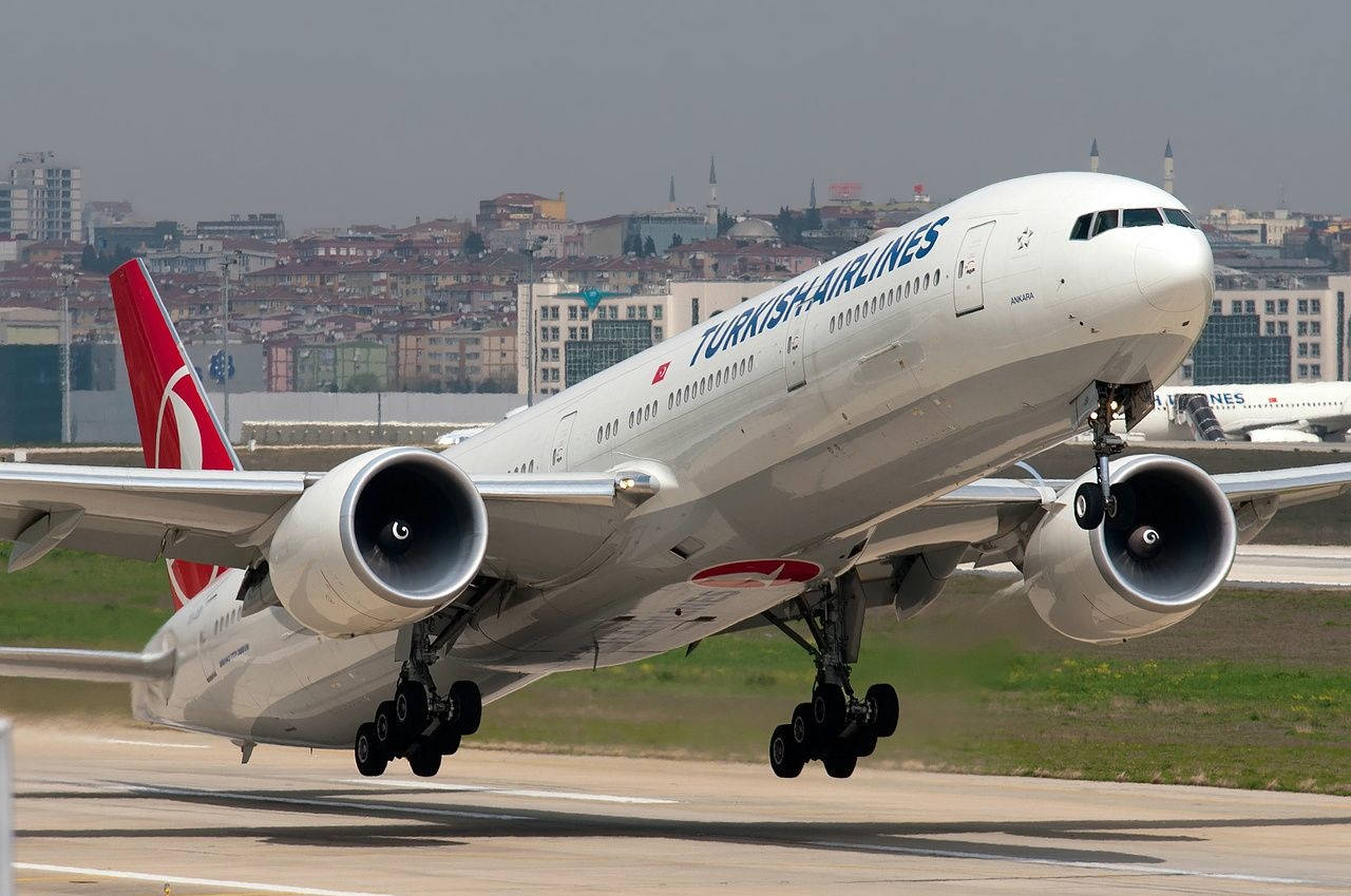 Turkish Airlines 777-3F2 Lander på Københavns Lufthavn. Wallpaper