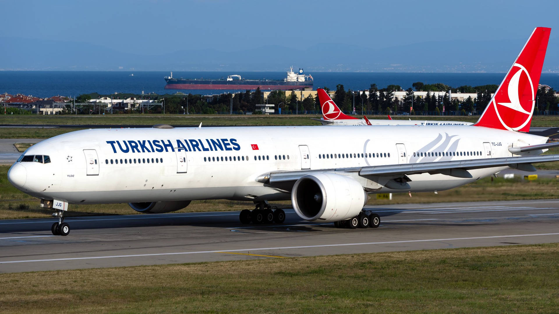 Aviónde Turkish Airlines En El Aeropuerto De Estambul. Fondo de pantalla