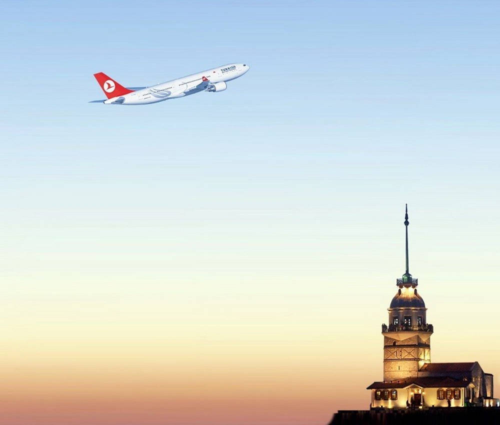 Turkiskaflygbolagets Flygplan Med Jungfrutornet Som Bakgrundsbild. Wallpaper