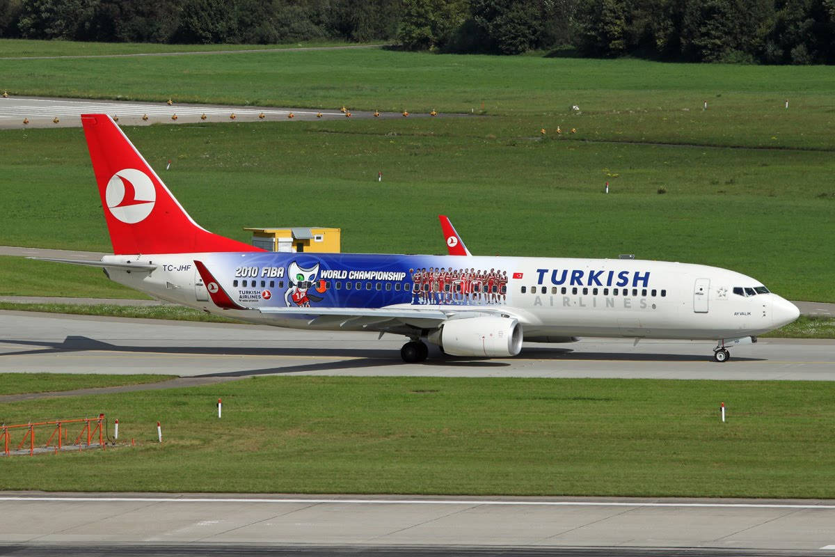 Turkish Airlines Boeing 737-8F2 glimtende fly i fronten af ​​grå himmel Wallpaper
