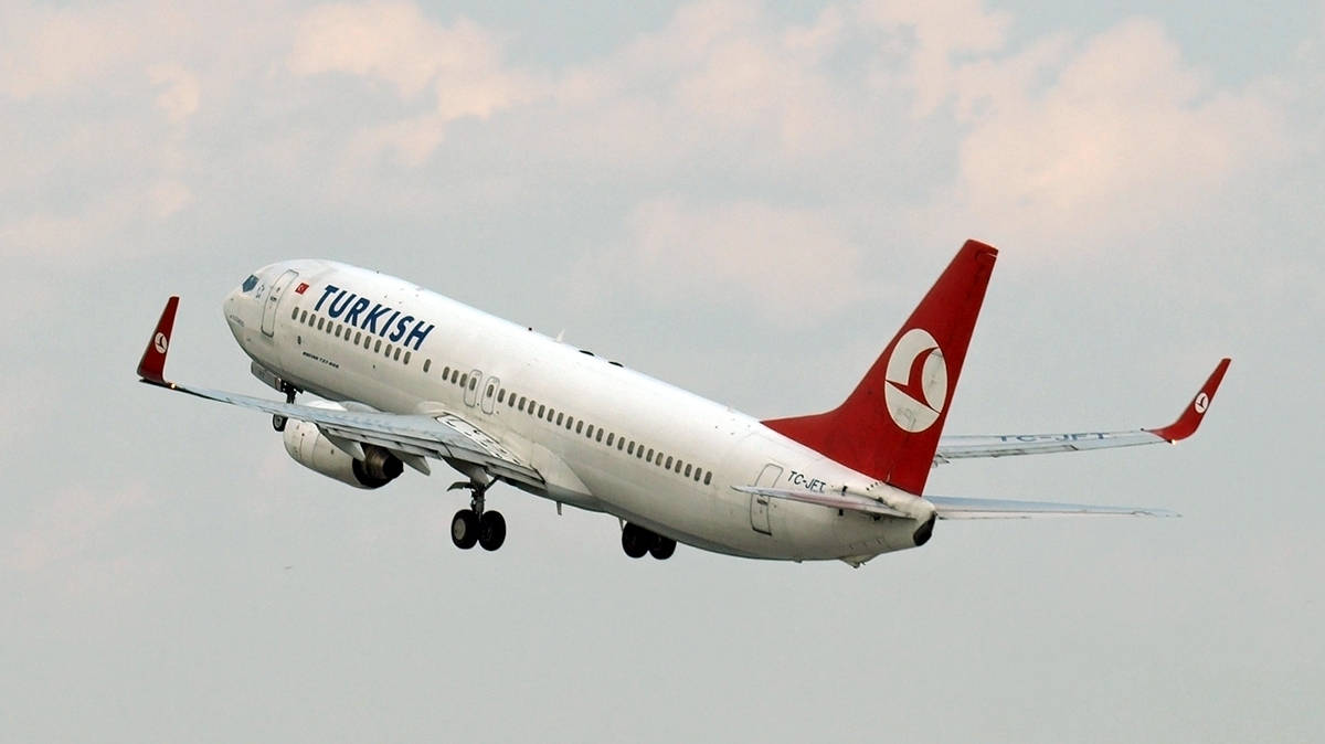 Turkish Airlines Boeing 737 MAX 9 flyver i en blå himmel Wallpaper