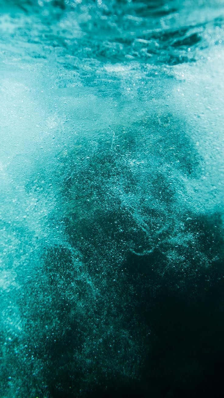 Unterwasserwasseroberfläche Mit Grünem Wasser Und Blasen Wallpaper