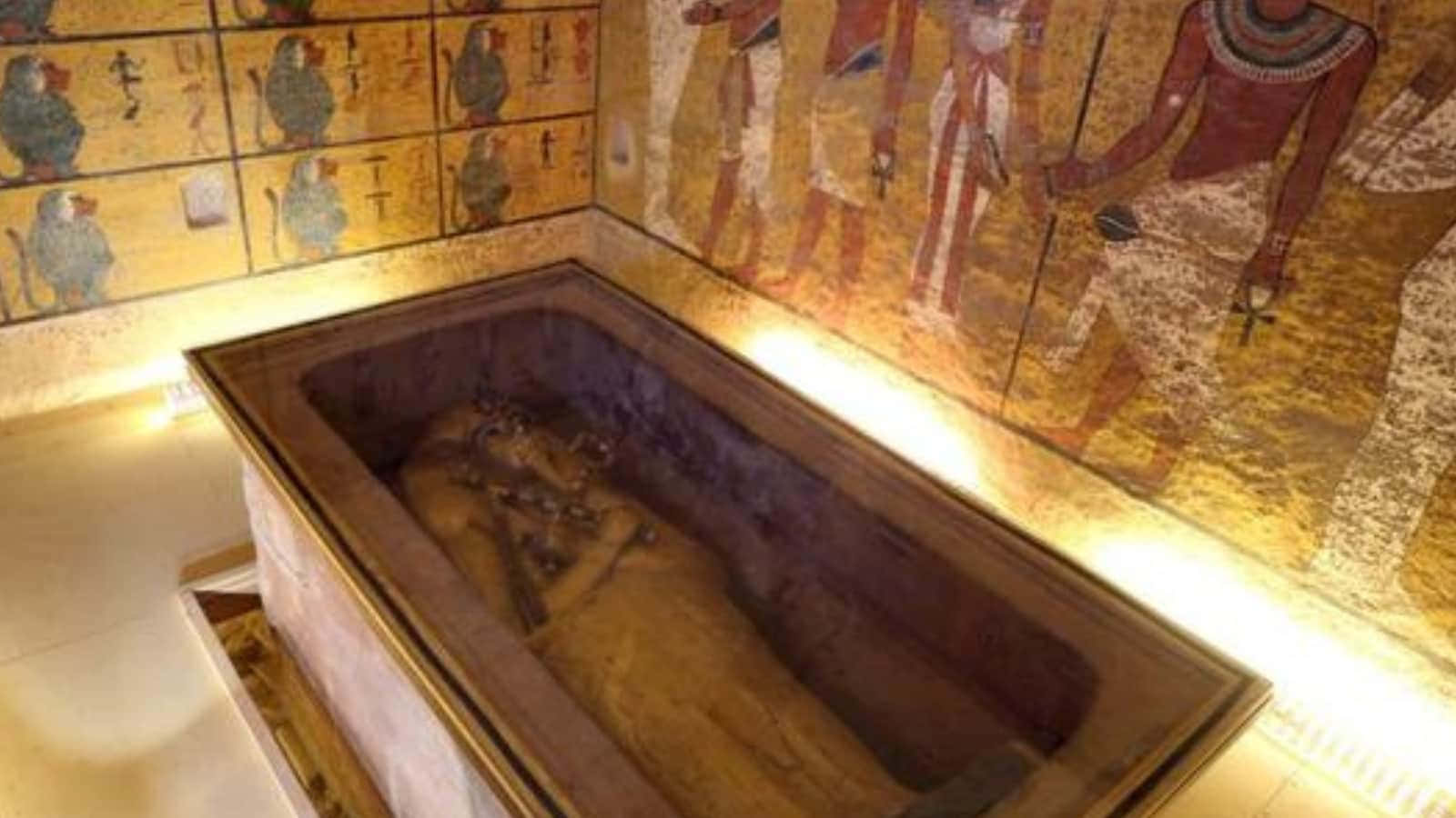 Tut Ankh Amun Tomb Inside Egyptian Museum Wallpaper