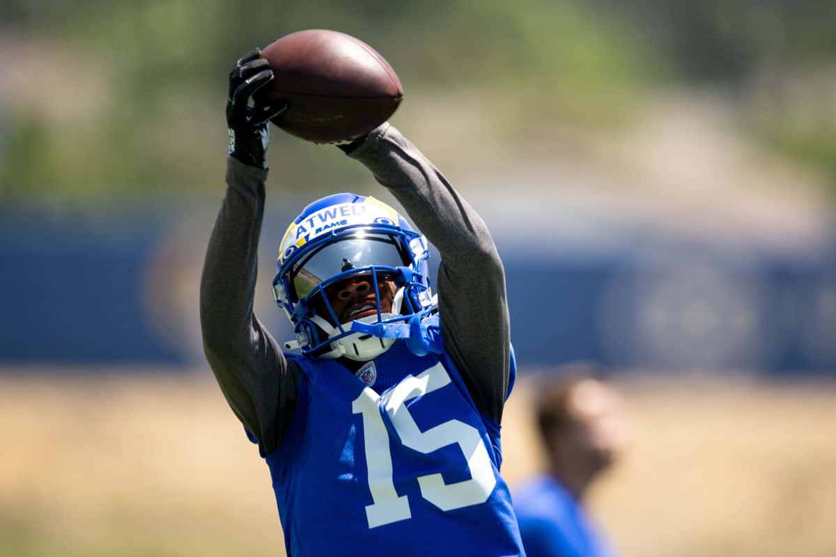 Tutu Atwell Attrapant Un Ballon De Football À L'entraînement Fond d'écran