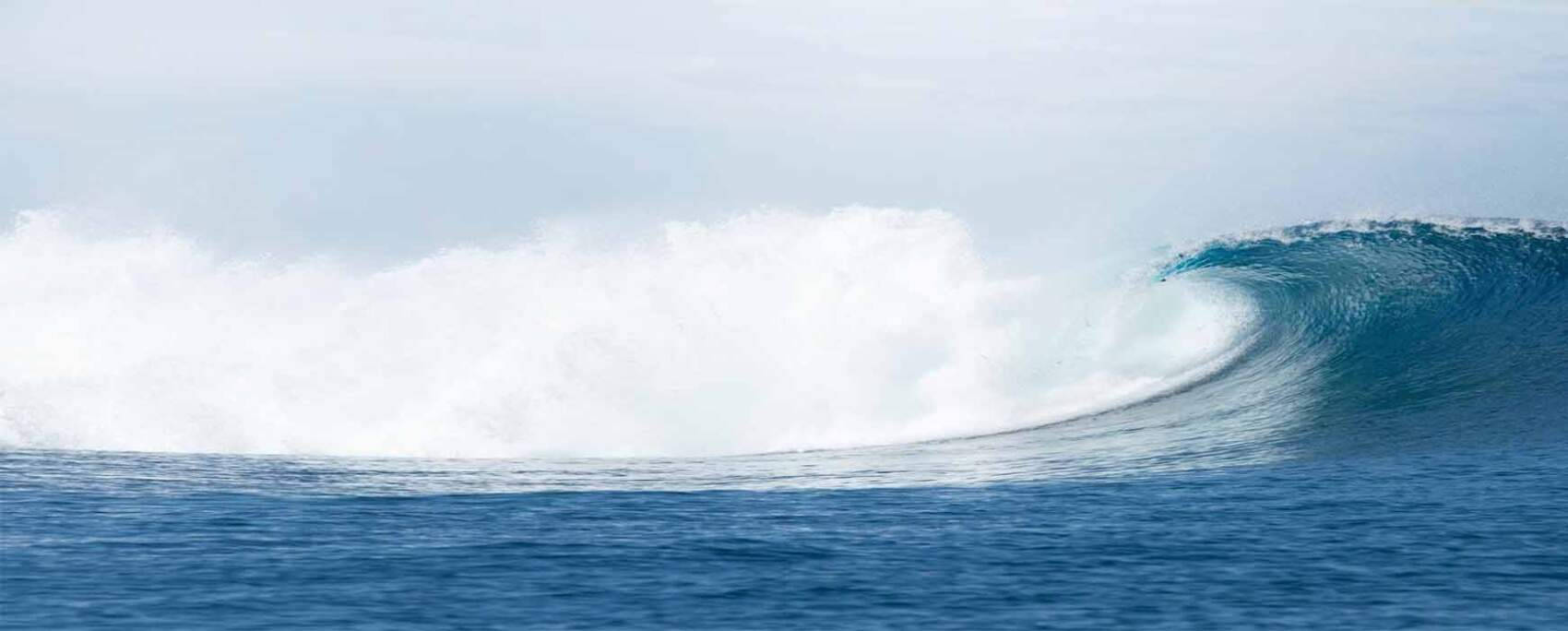 Tuvalu Huge Wave Wallpaper