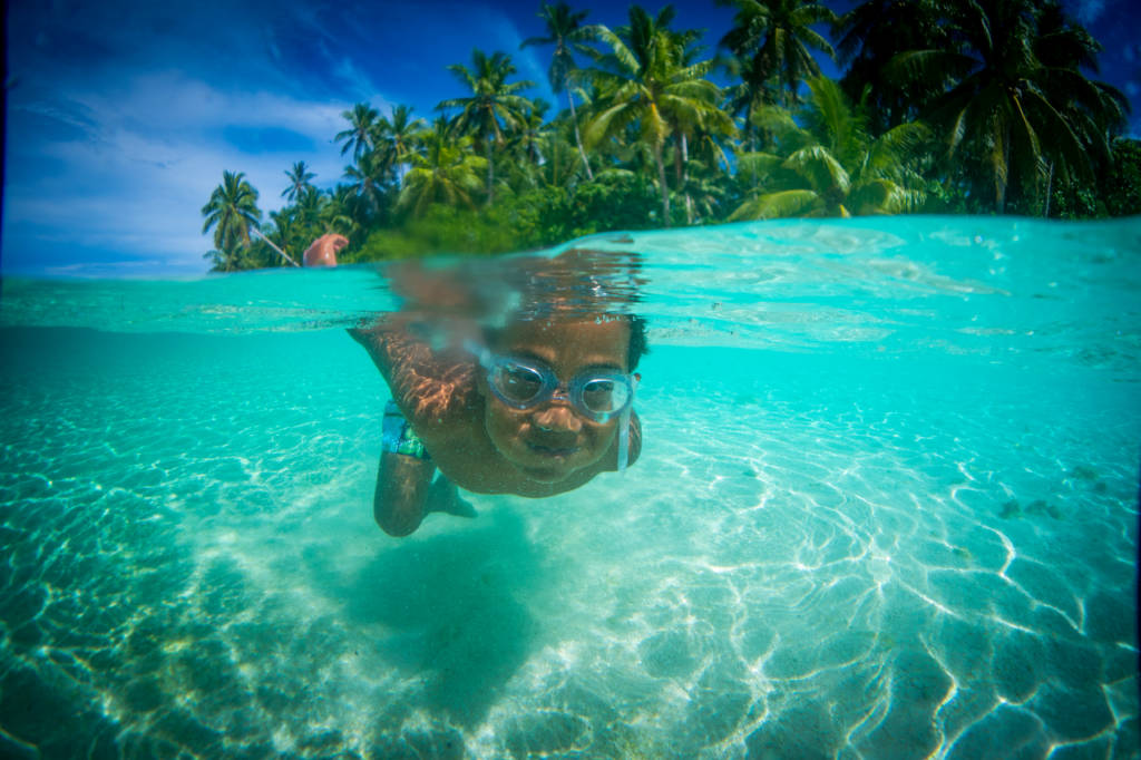 Tuvaluanischeperson Beim Schwimmen Wallpaper