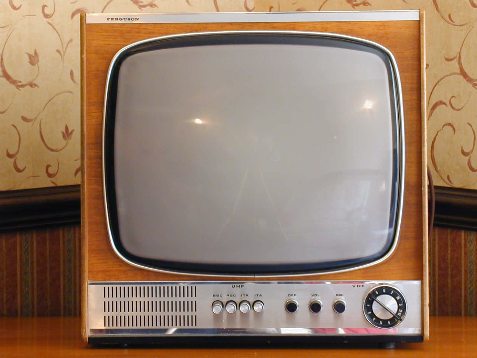 Einbrauner Und Weißer Fernseher