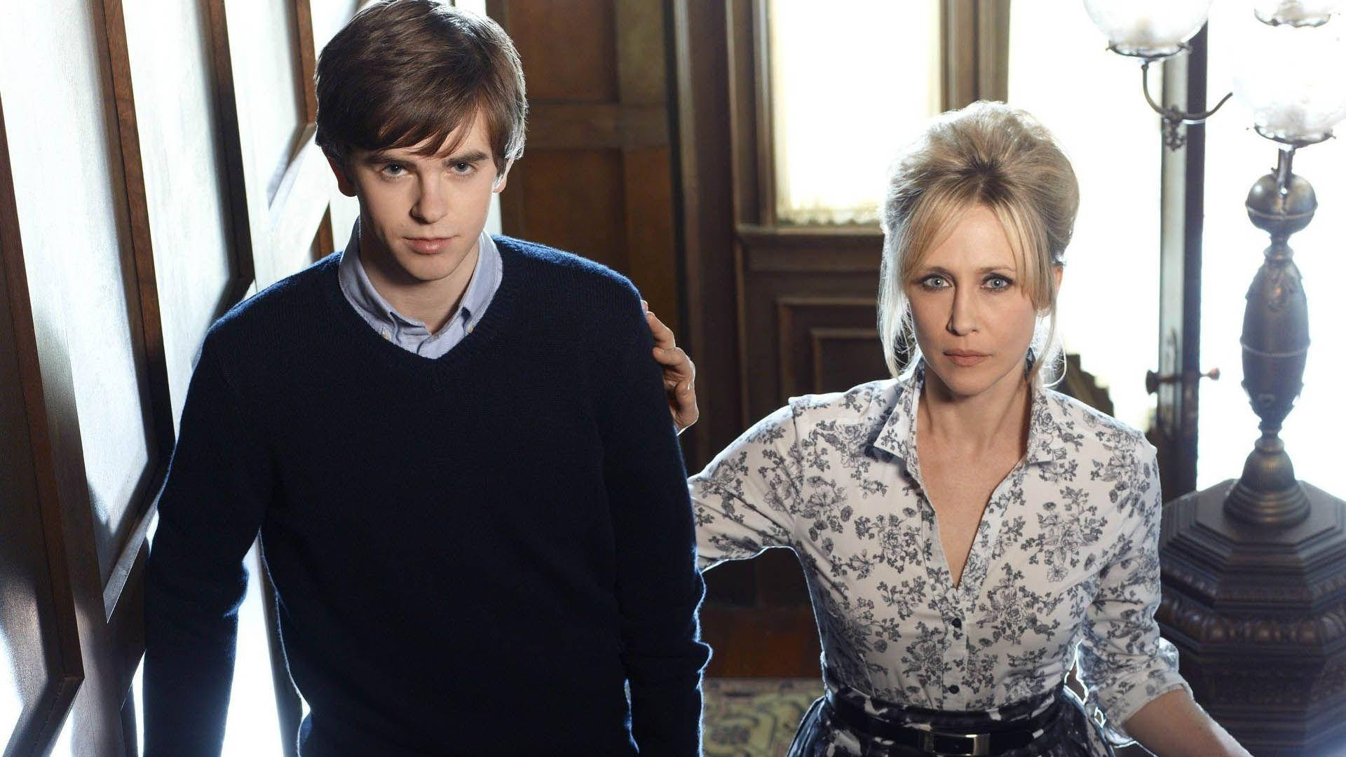 An intimate moment between Norma and Norman Bates in Bates Motel TV series Wallpaper