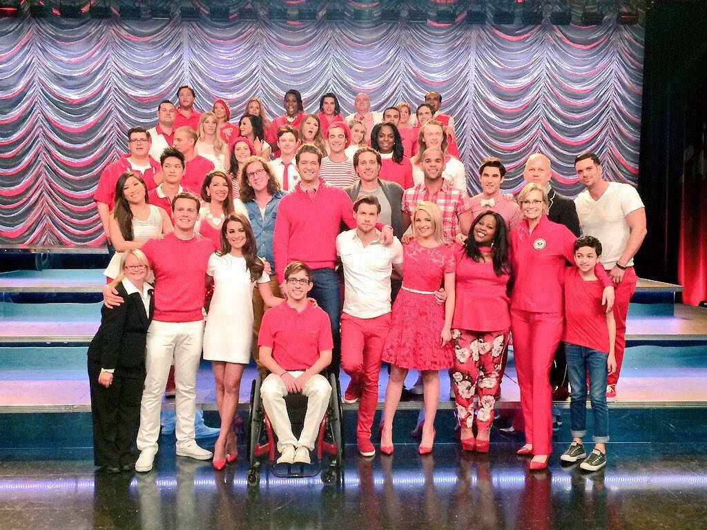 Miembrosdel Elenco De La Serie De Televisión Glee En El Final Fondo de pantalla