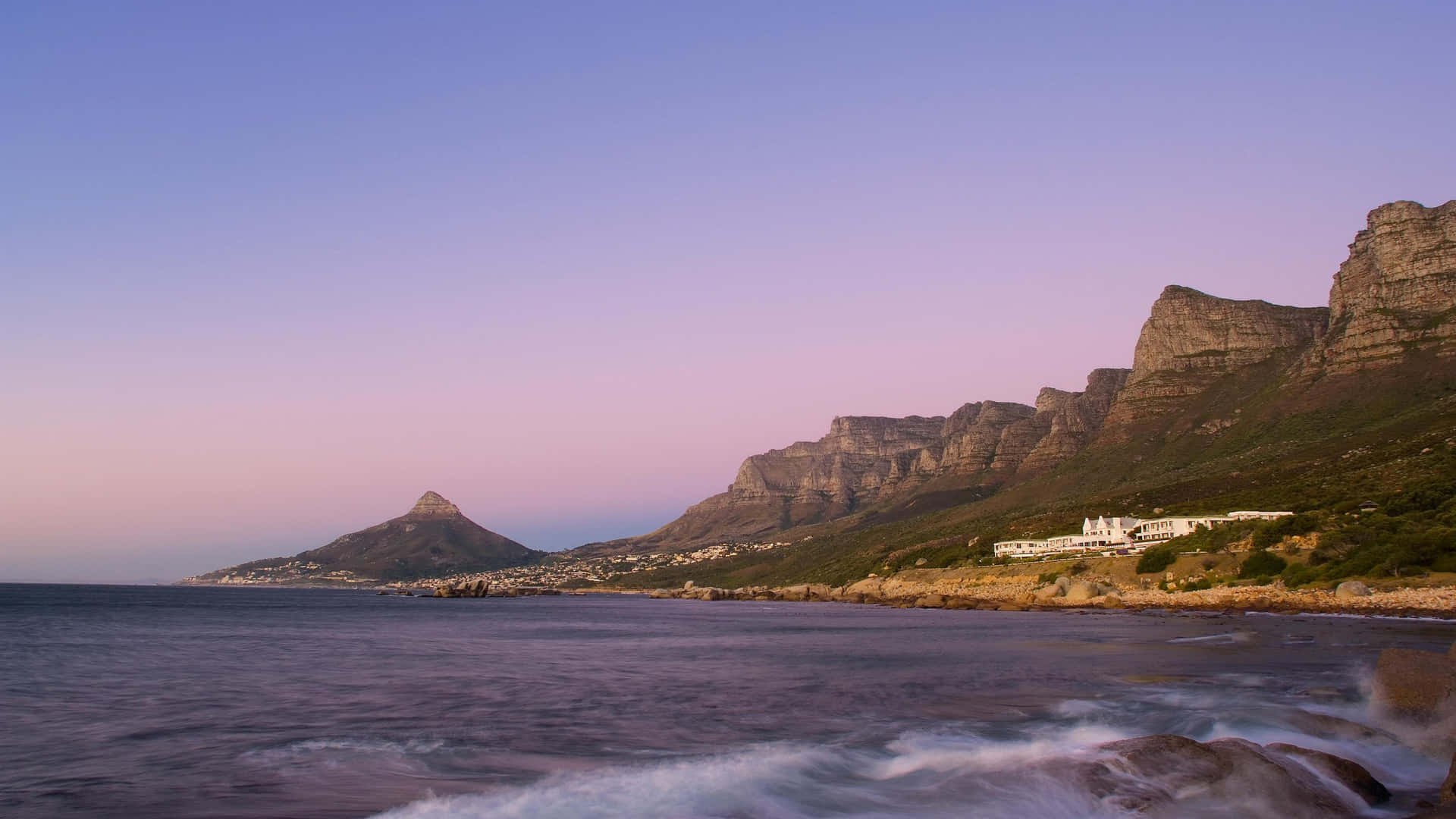 Majestic View of the Twelve Apostles Hotel and Spa Wallpaper