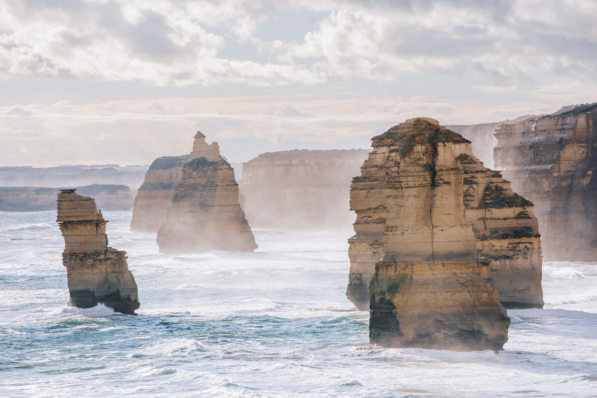 Diezwölf Apostel, Ein Felsen Im Meer Vor Der Küste Von Victoria, Australien. Wallpaper