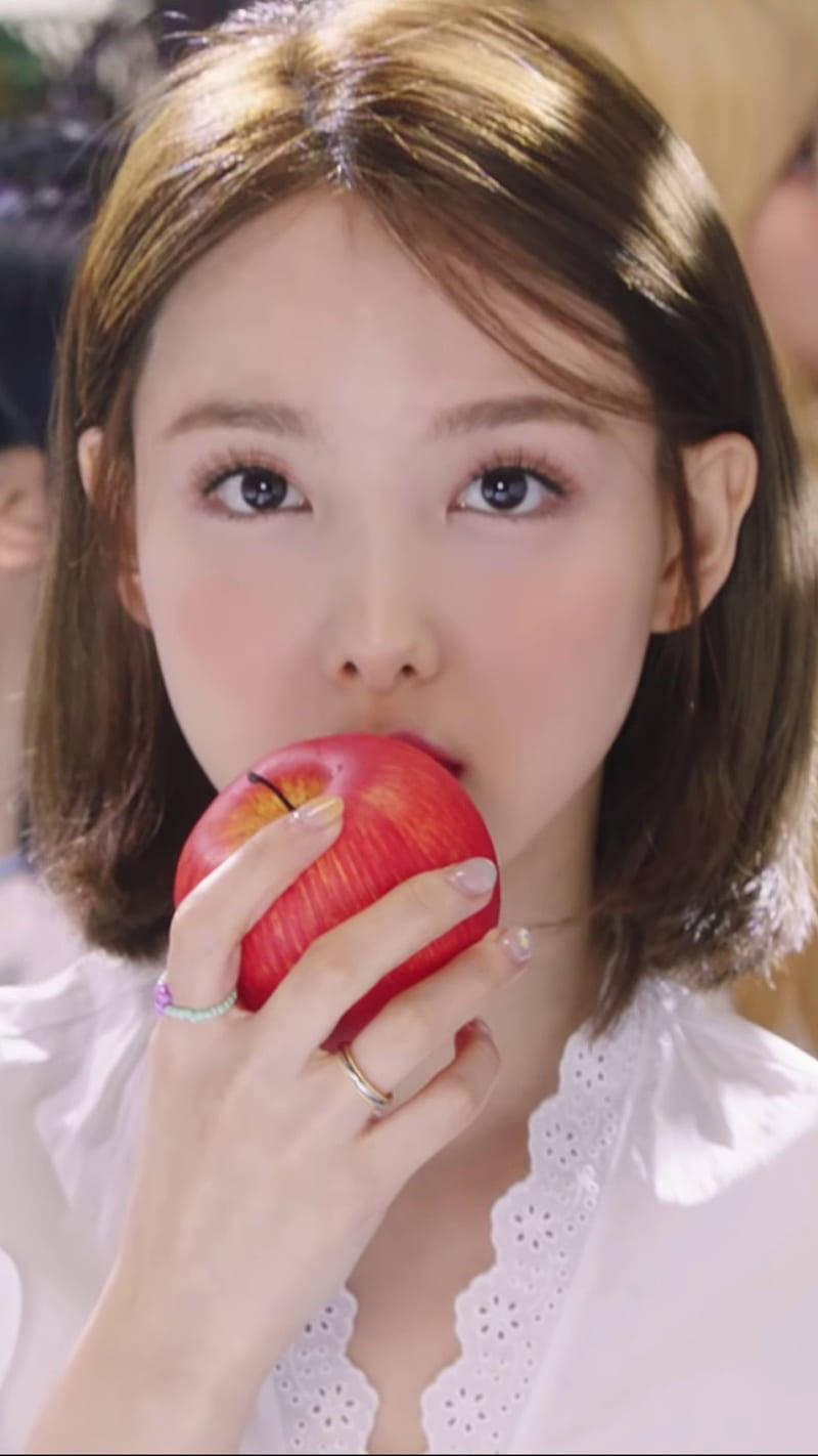 Twicenayeon Mordiendo Una Manzana. Fondo de pantalla