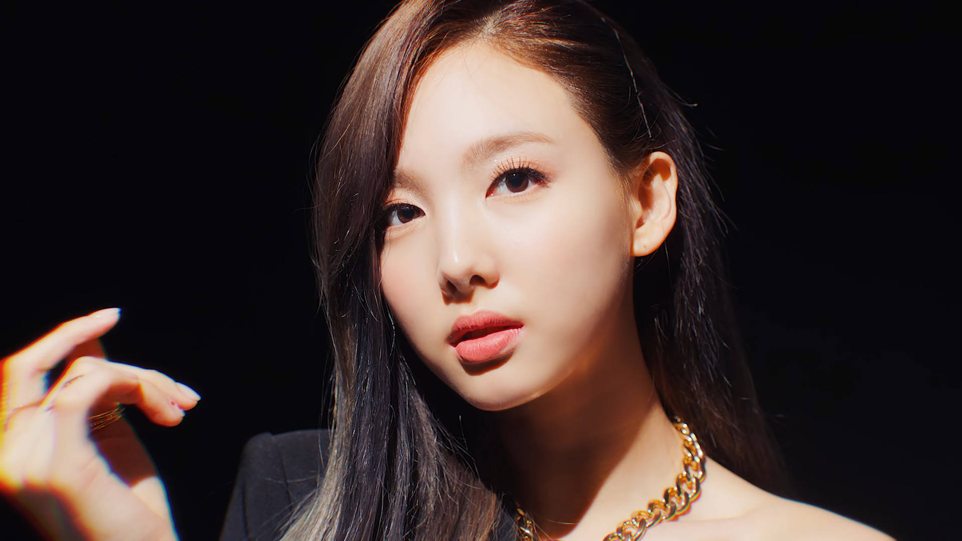 Tvågånger Nayeon Med Klippt Hår. (this Would Be A Suitable Translation For A Description Of A Computer Or Mobile Wallpaper Featuring The K-pop Singer Nayeon With A New Haircut.) Wallpaper