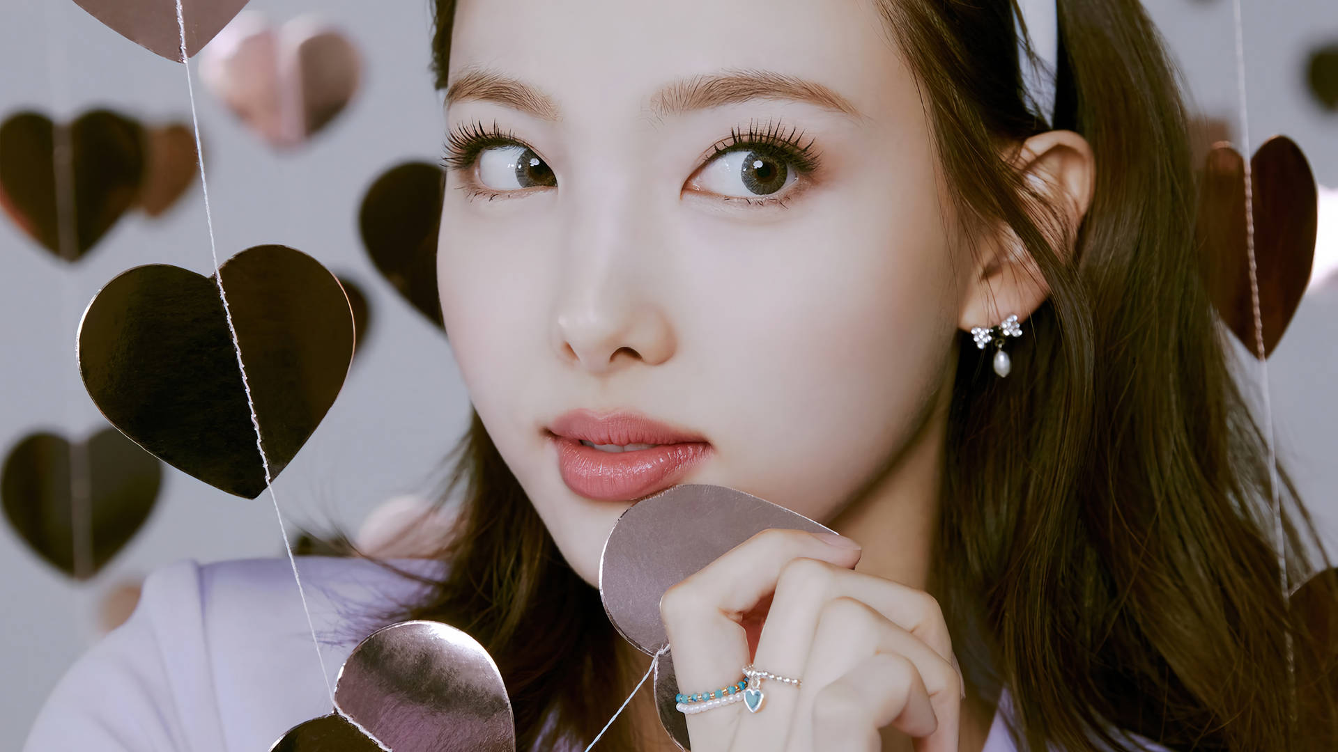 Twice Nayeon With Heart Decor Wallpaper
