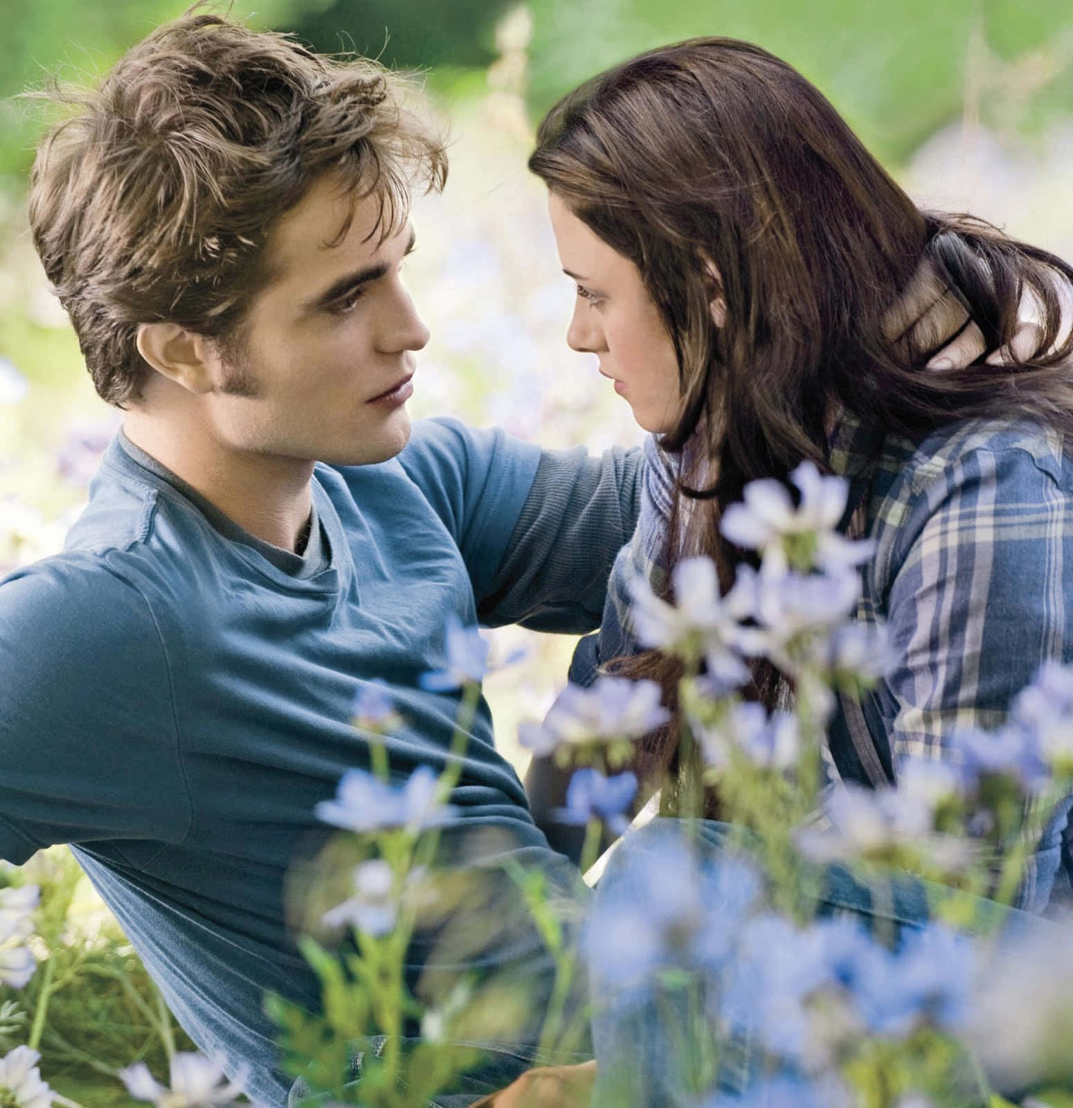 Robert Pattinson And Kristen Stewart In The Twilight Saga