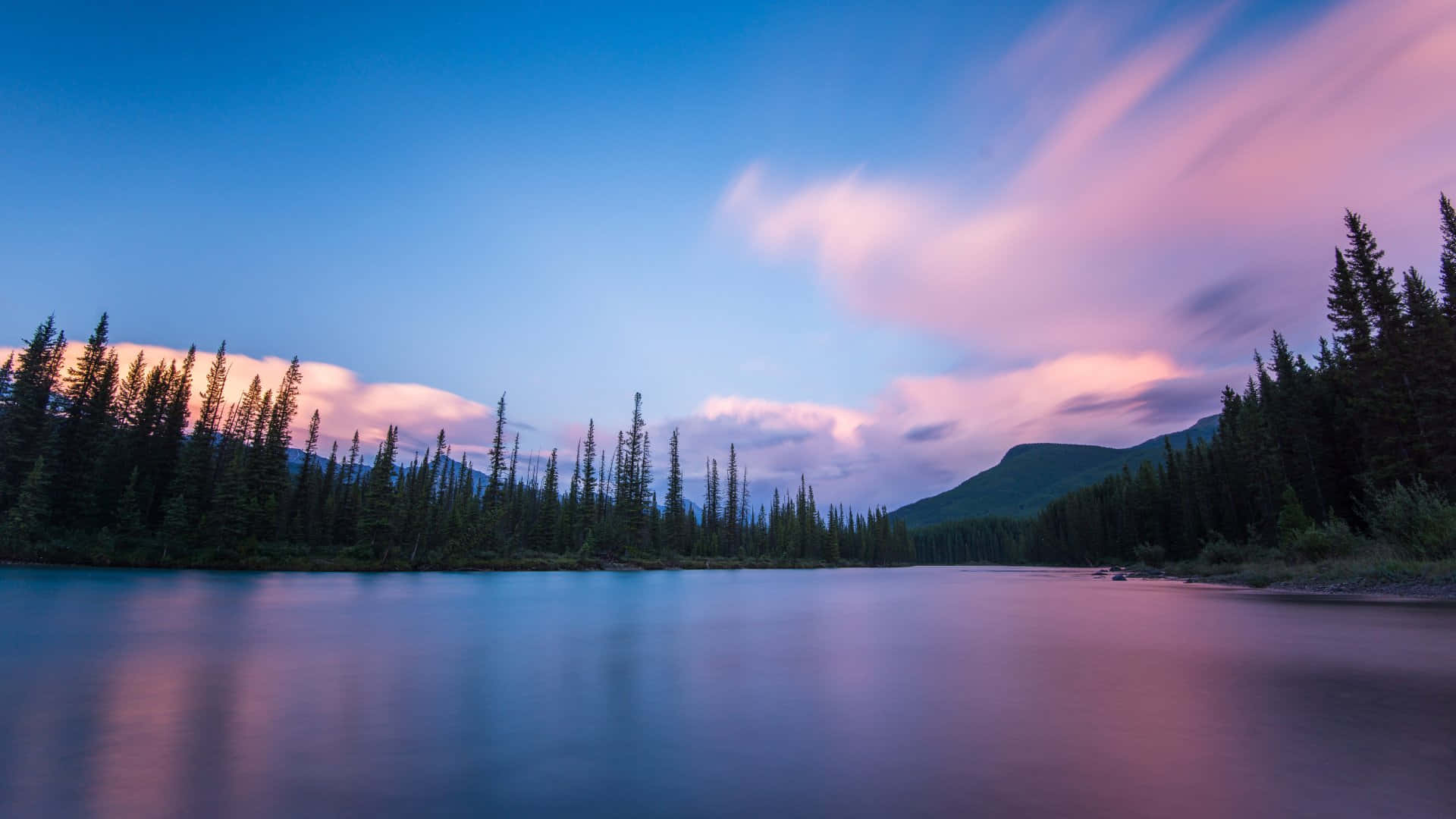 Twilight Bliss Over Tranquil Lake Wallpaper