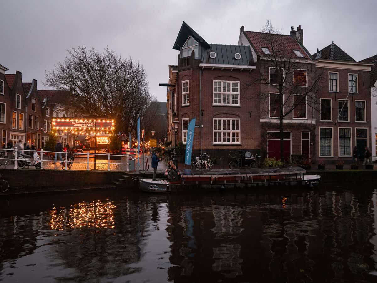 Twilight Canal Scene Leiden Netherlands Wallpaper