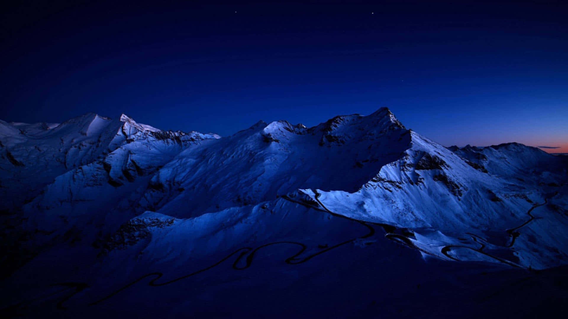 Schemerige Besneeuwde Bergtoppen Achtergrond