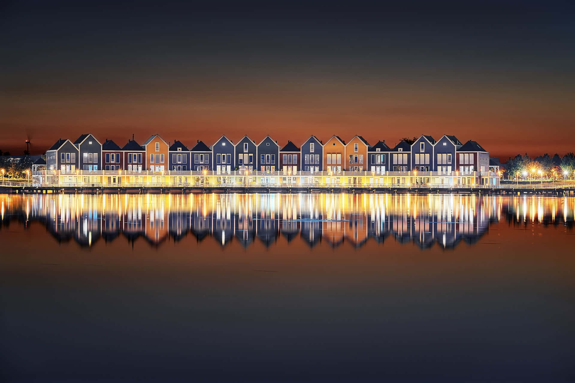 Twilight Waterfront Reflections Houten Wallpaper