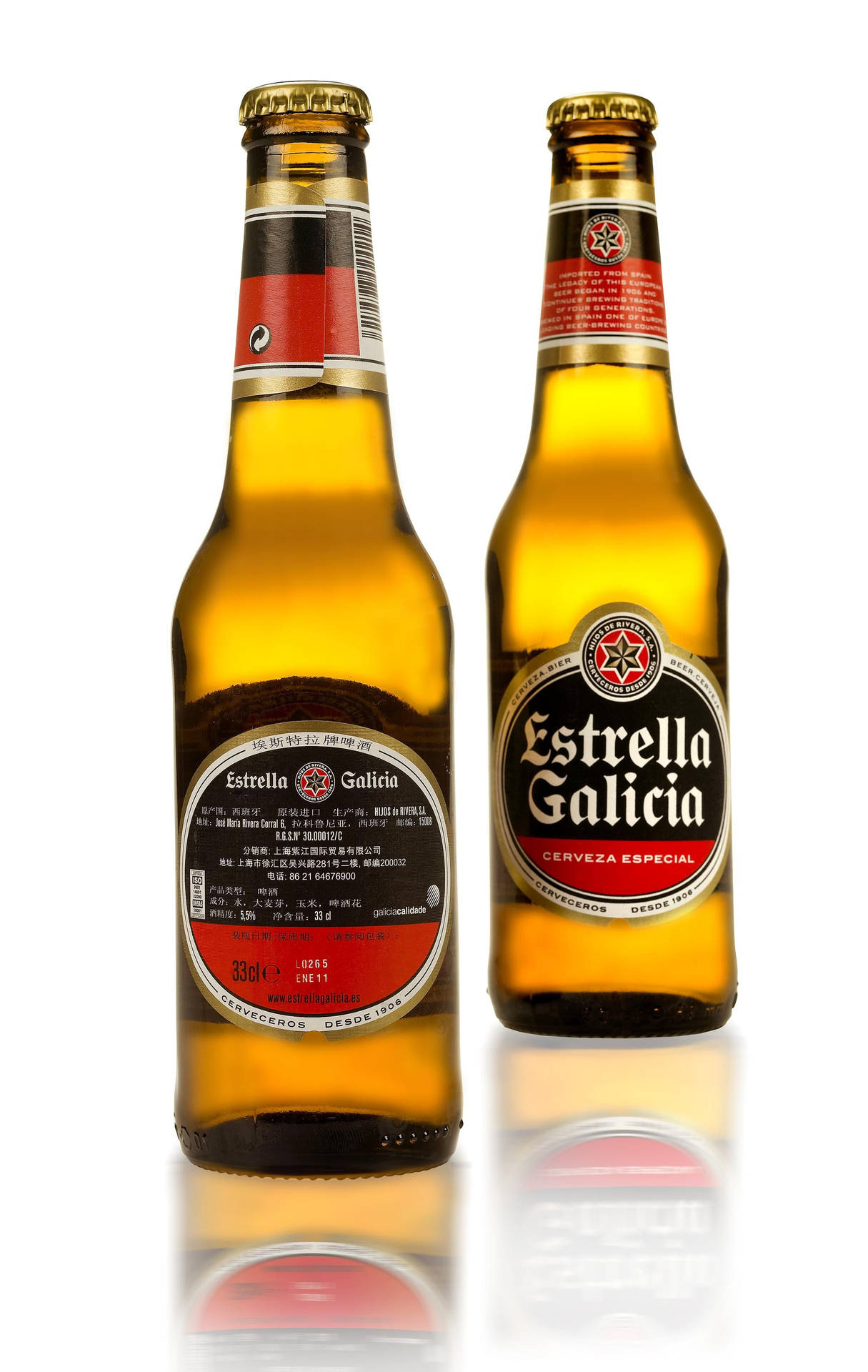 To Flasker Estrella Galicia På En Strand Wallpaper