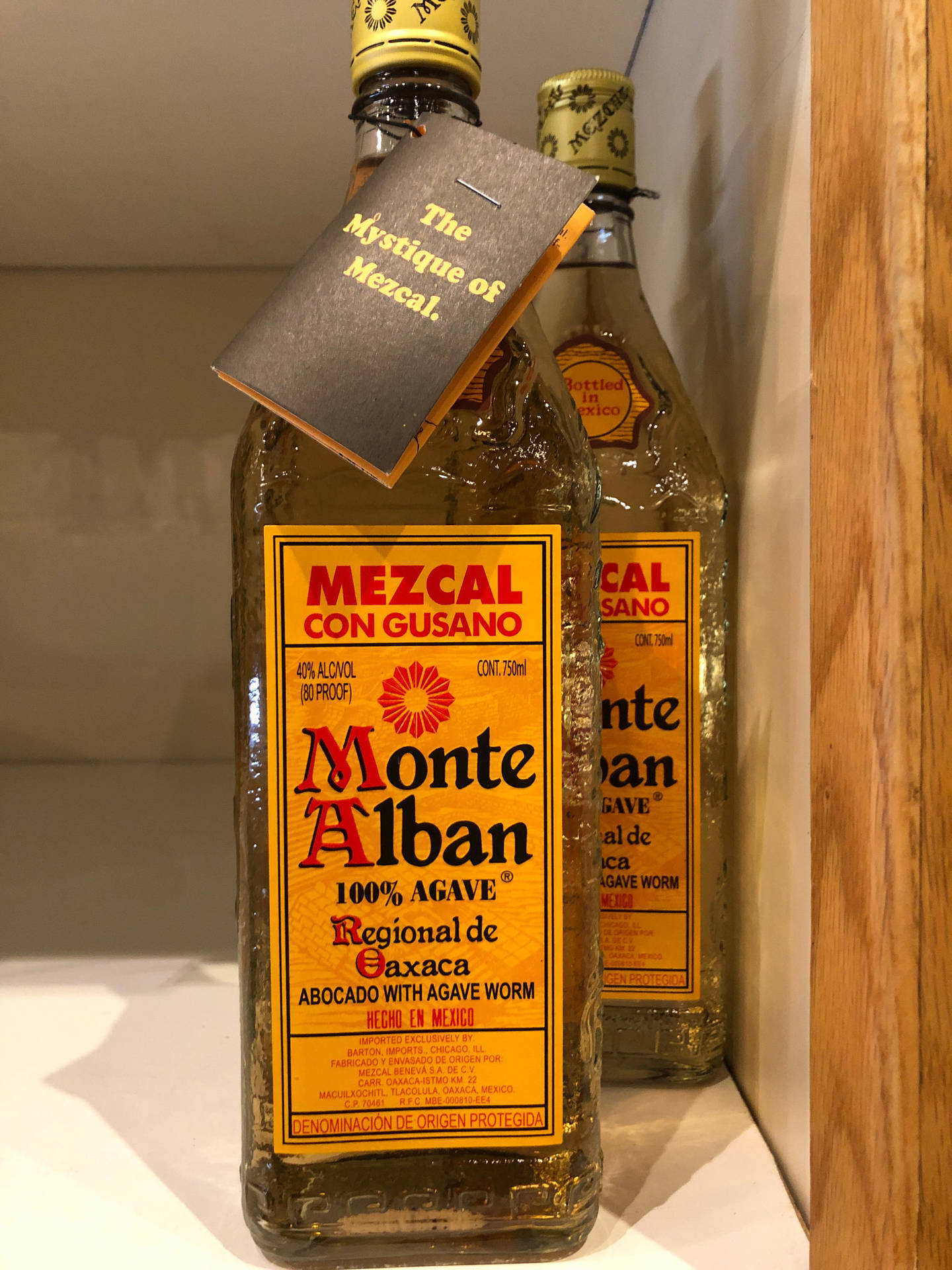 Tvåflaskor Av Monte Alban Mezcal Tequila Wallpaper