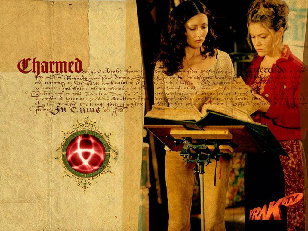 To kvindelige karakterer fra Charmed omfavner på en skyet skov. Wallpaper