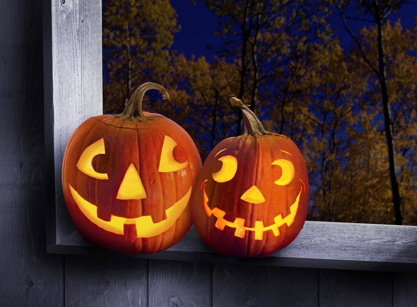 Get ready for Halloween with these smiling pumpkins! Wallpaper