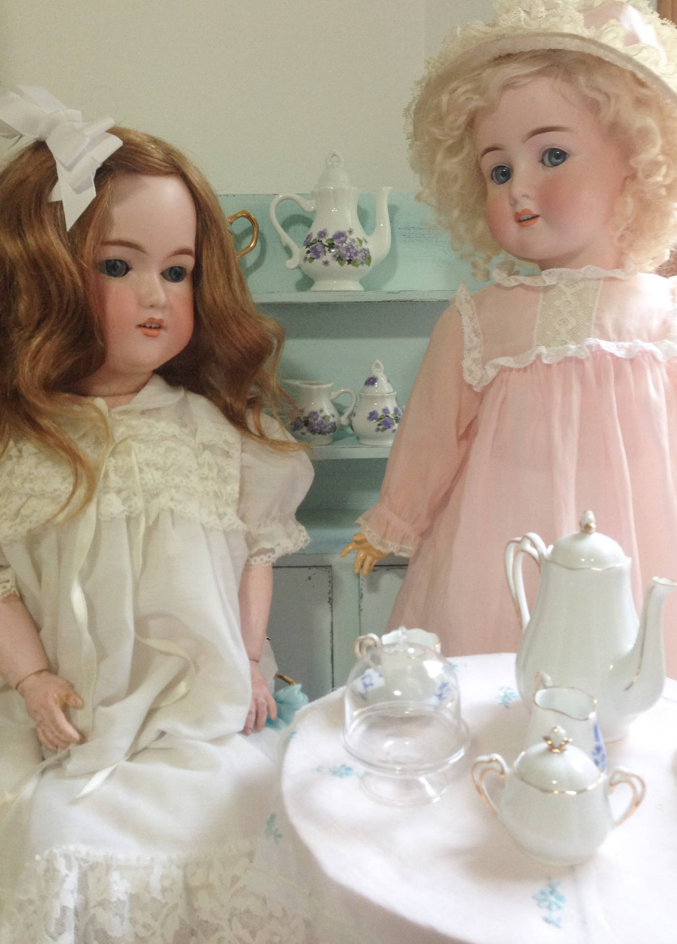 Two Pastel Vintage Style Dolls Wallpaper