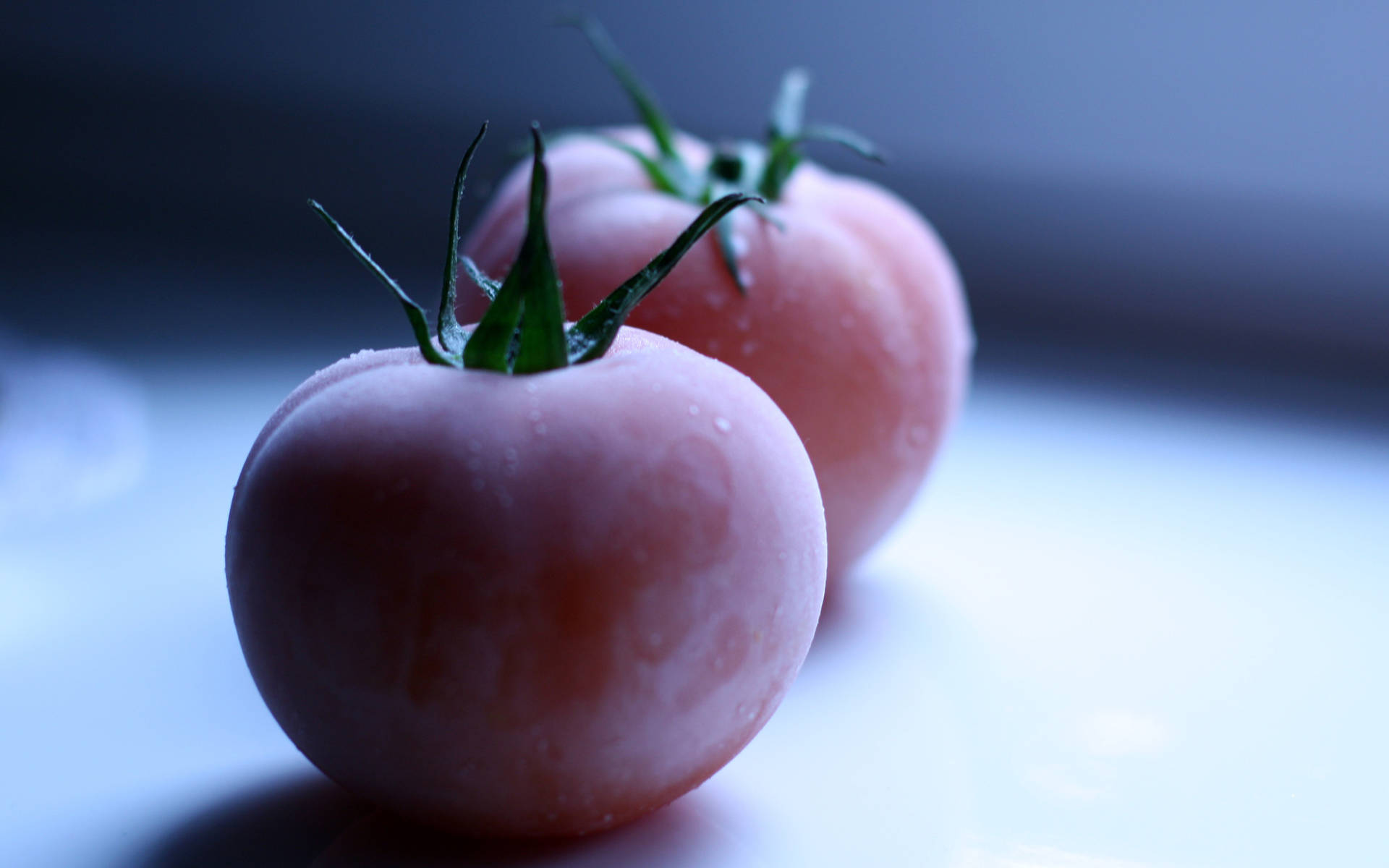 Dosfrutas De Tomate Congeladas De Color Rosa. Fondo de pantalla
