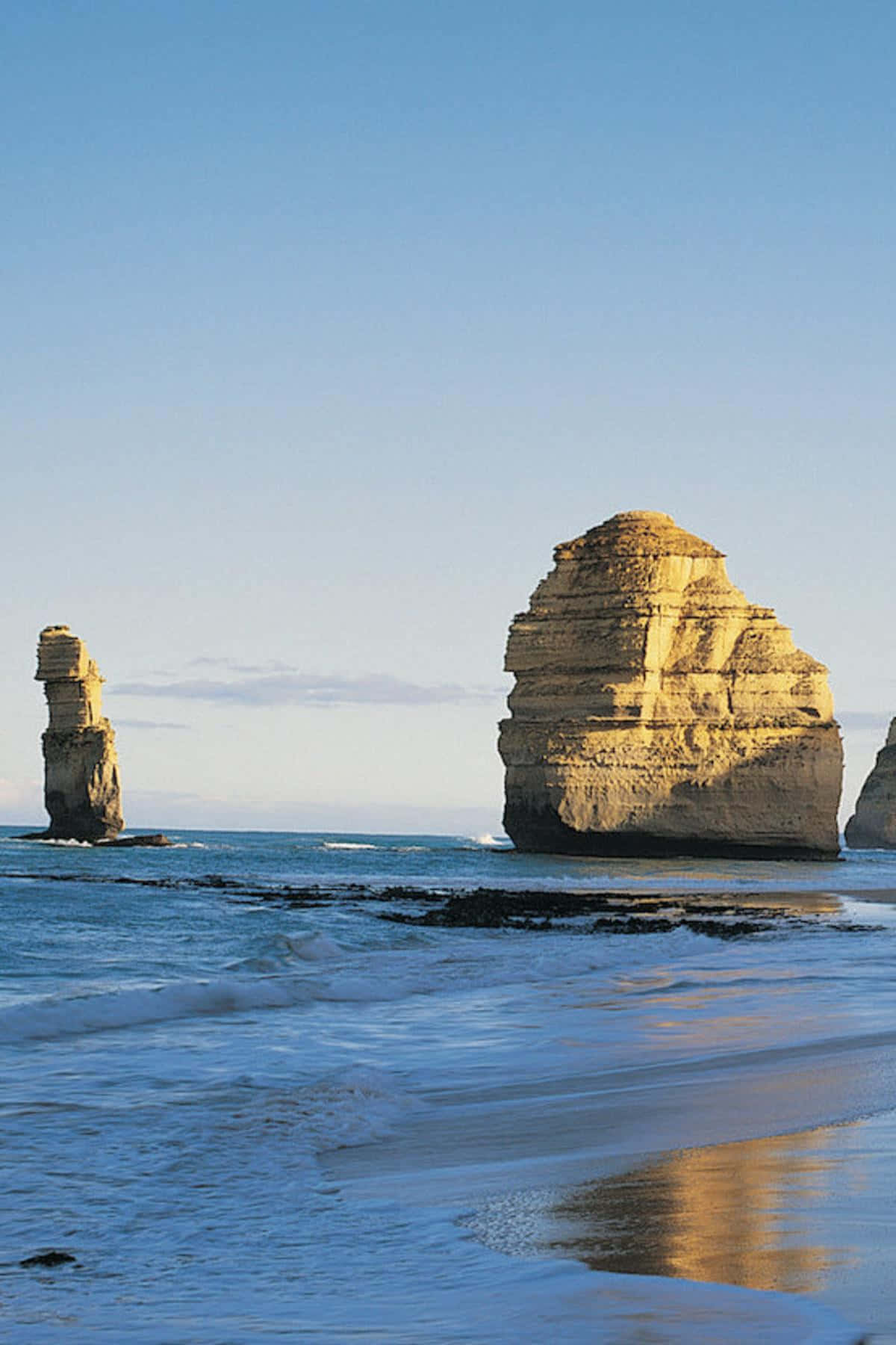 Dosformaciones Rocosas En El Mar En Los Doce Apóstoles, Australia Fondo de pantalla