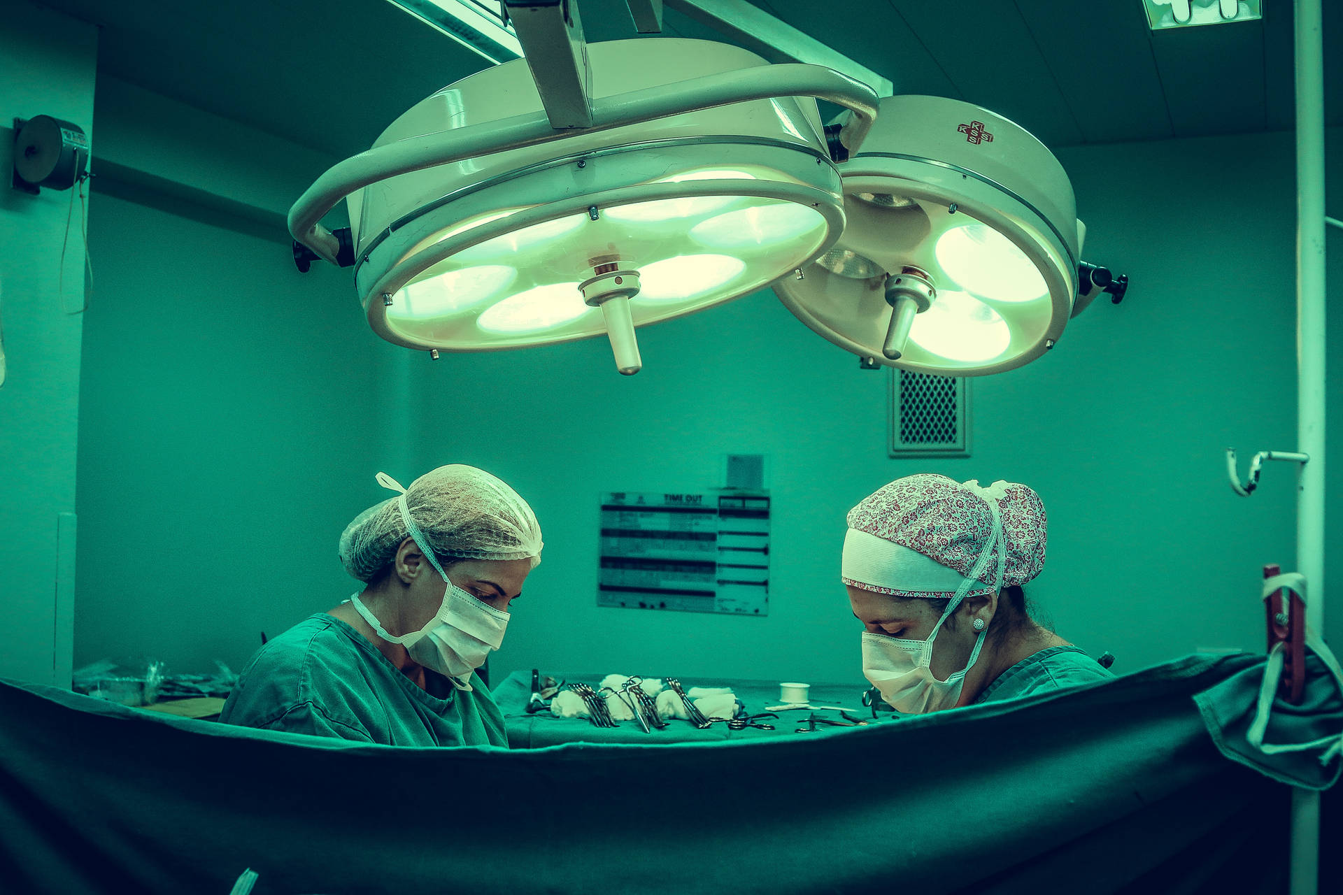 Tvåkirurger Som Opererar På Intensivvårdsavdelningen Wallpaper