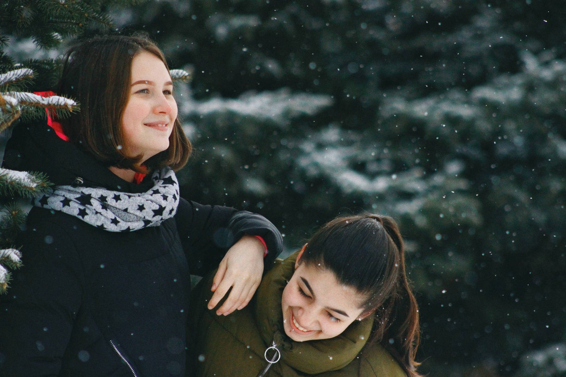 Zweijugendliche Mädchen Im Schnee Wallpaper
