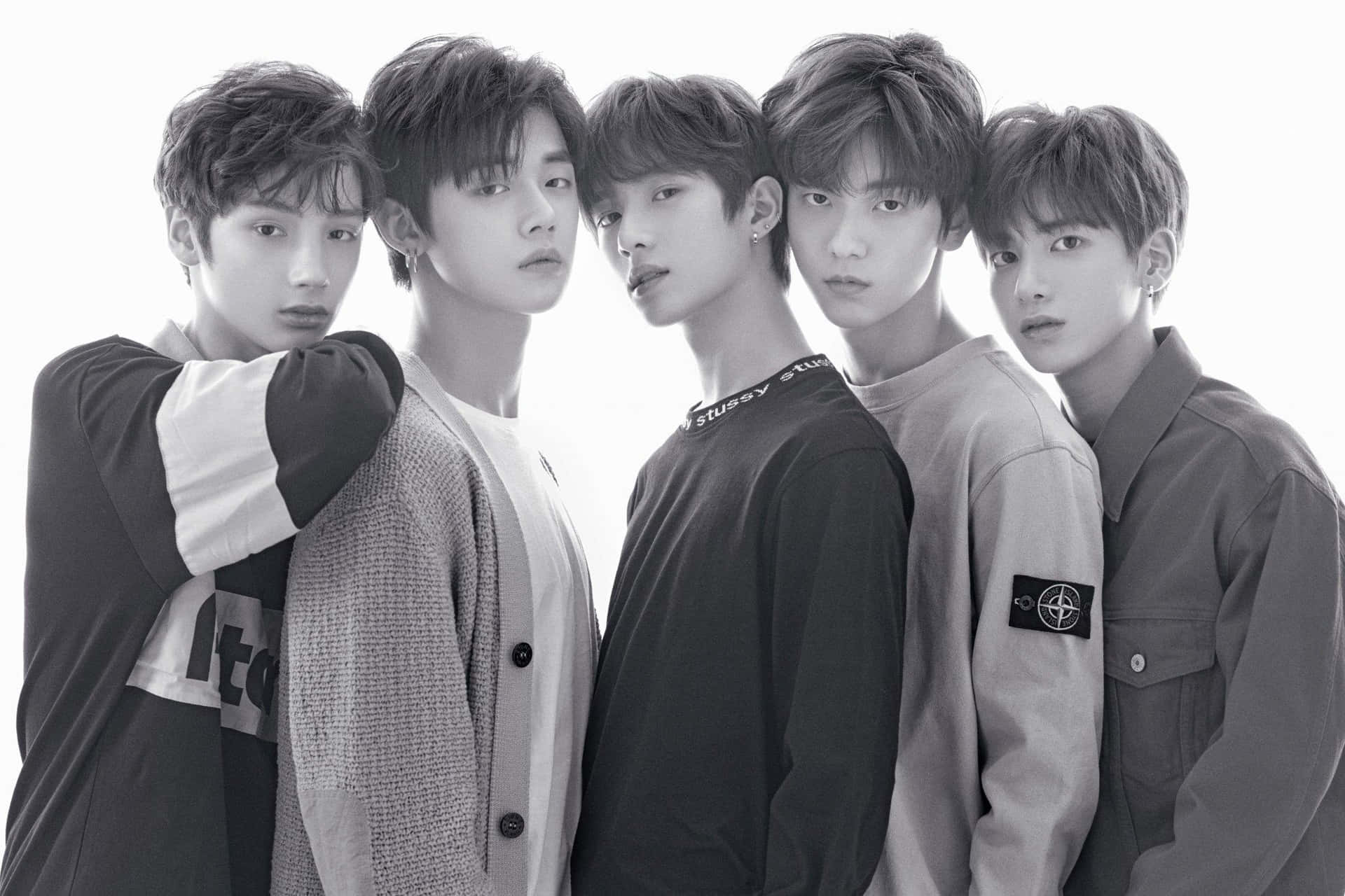 BTS - en gruppe unge mænd, der står sammen i et bymiljø. Wallpaper
