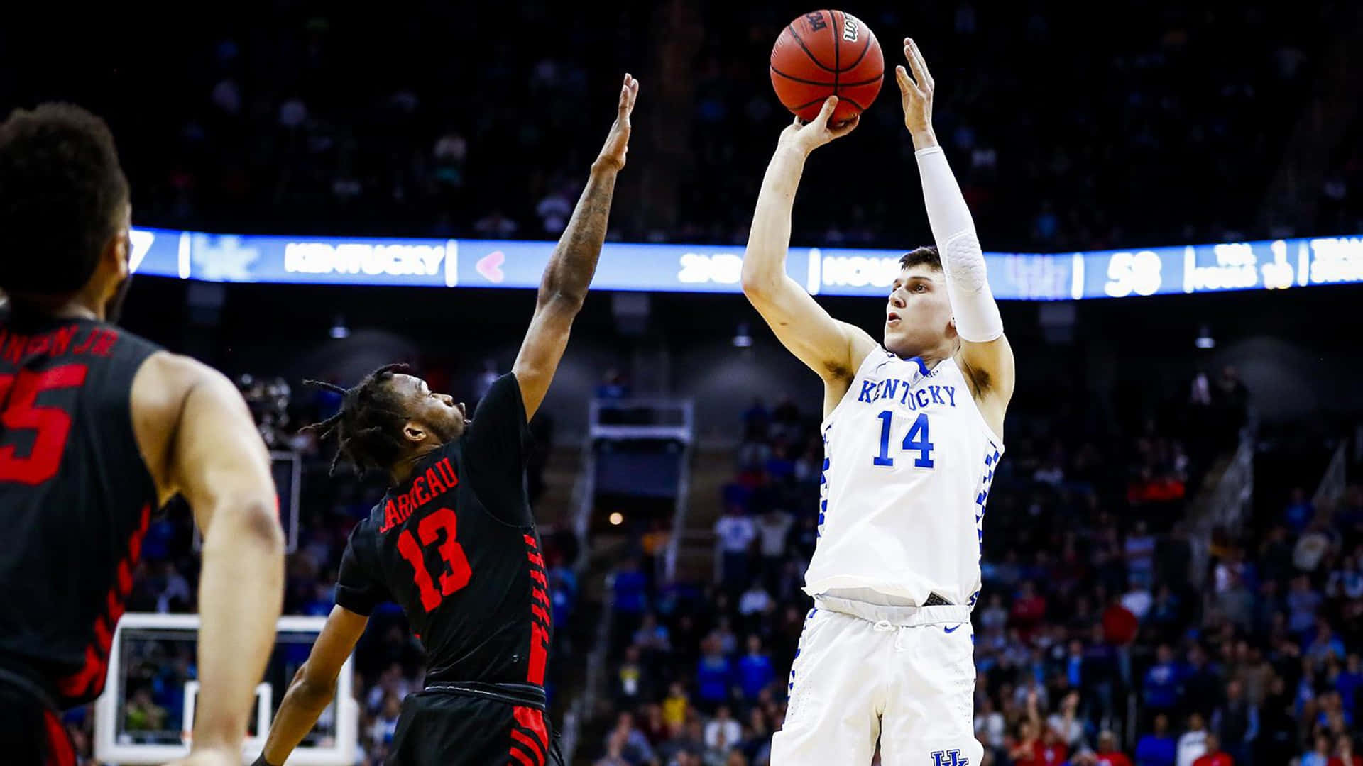 Laestrella En Ascenso Tyler Herro Entra A La Cancha. Fondo de pantalla