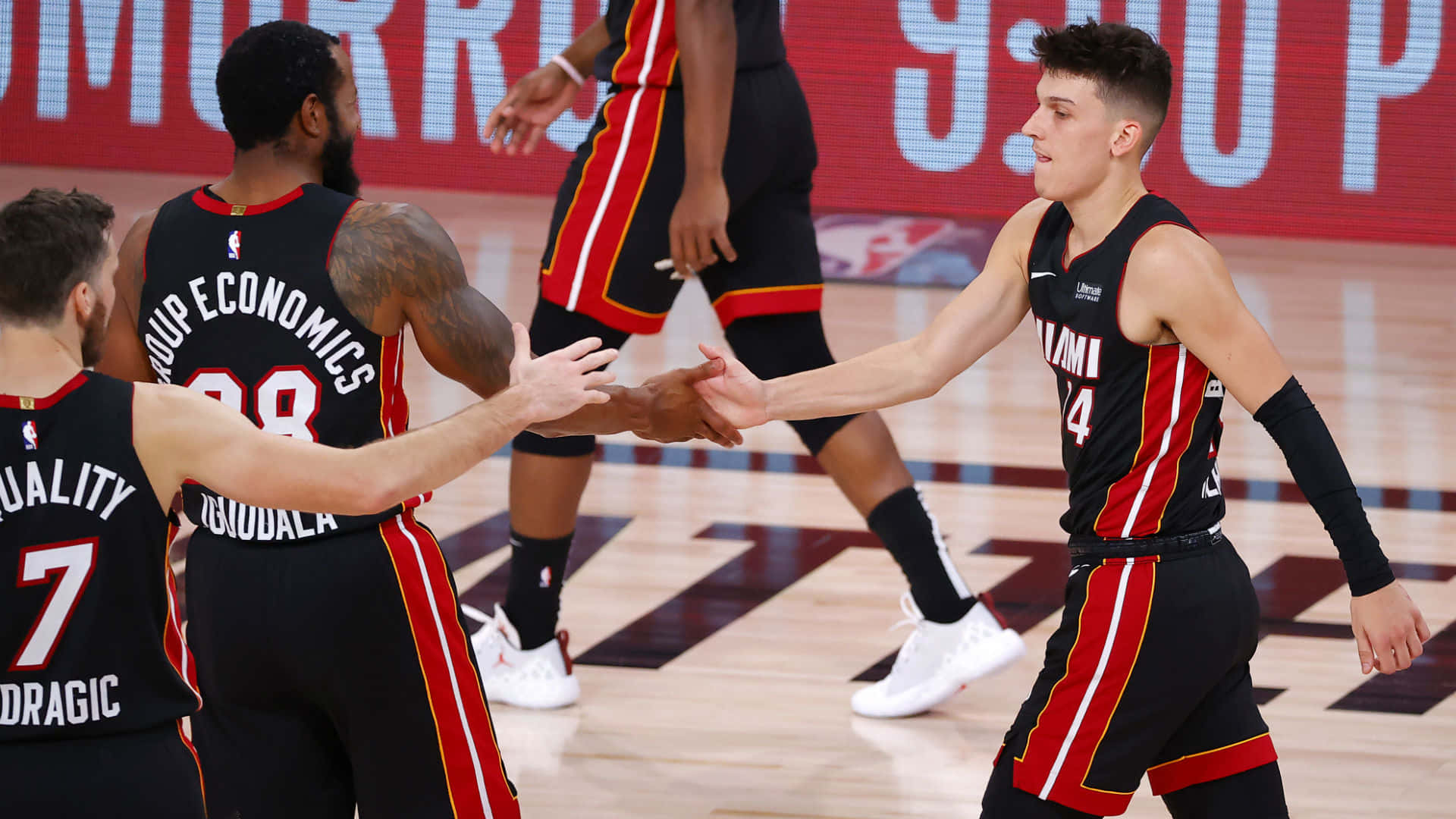 Elnovato De La Nba, Tyler Herro, Dispara En Un Estadio Lleno De Gente. Fondo de pantalla