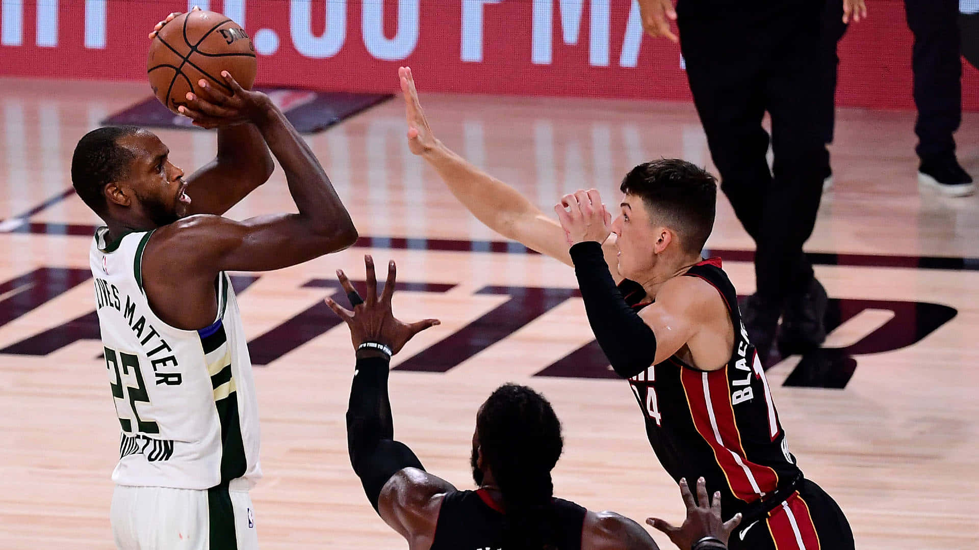 Tyler Herro puts on a show during an Miami Heat basketball game. Wallpaper