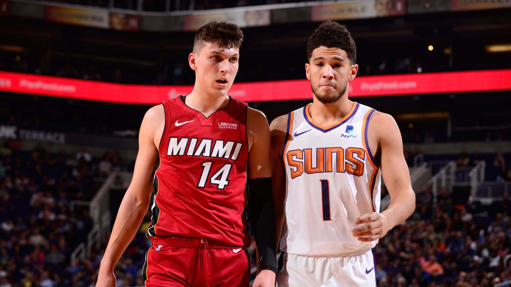 Tylerherro Realiza Un Tiro En Suspensión Durante Un Partido De Baloncesto. Fondo de pantalla