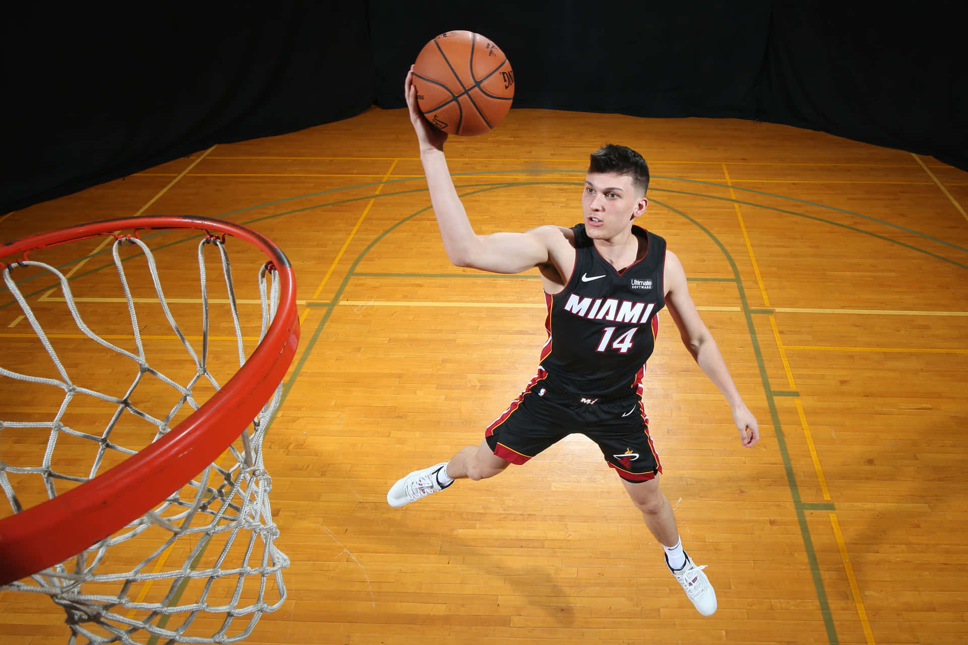 Tylerherro De Miami Heat Machacando El Balón Fondo de pantalla