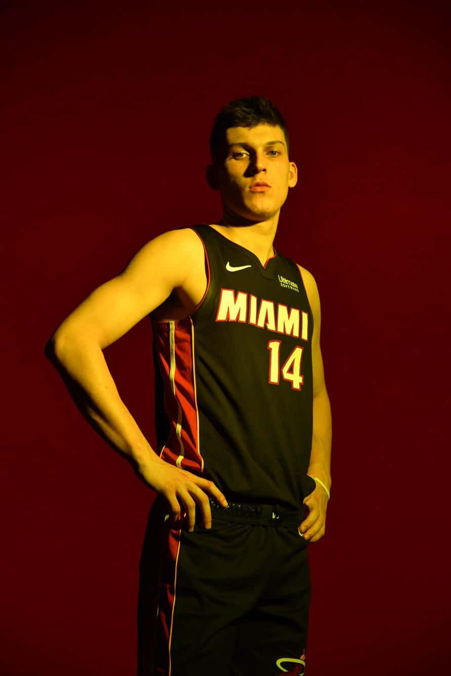 Seleccióndel Draft De La Nba Y Estrella Del Miami Heat, Tyler Herro, En Acción. Fondo de pantalla