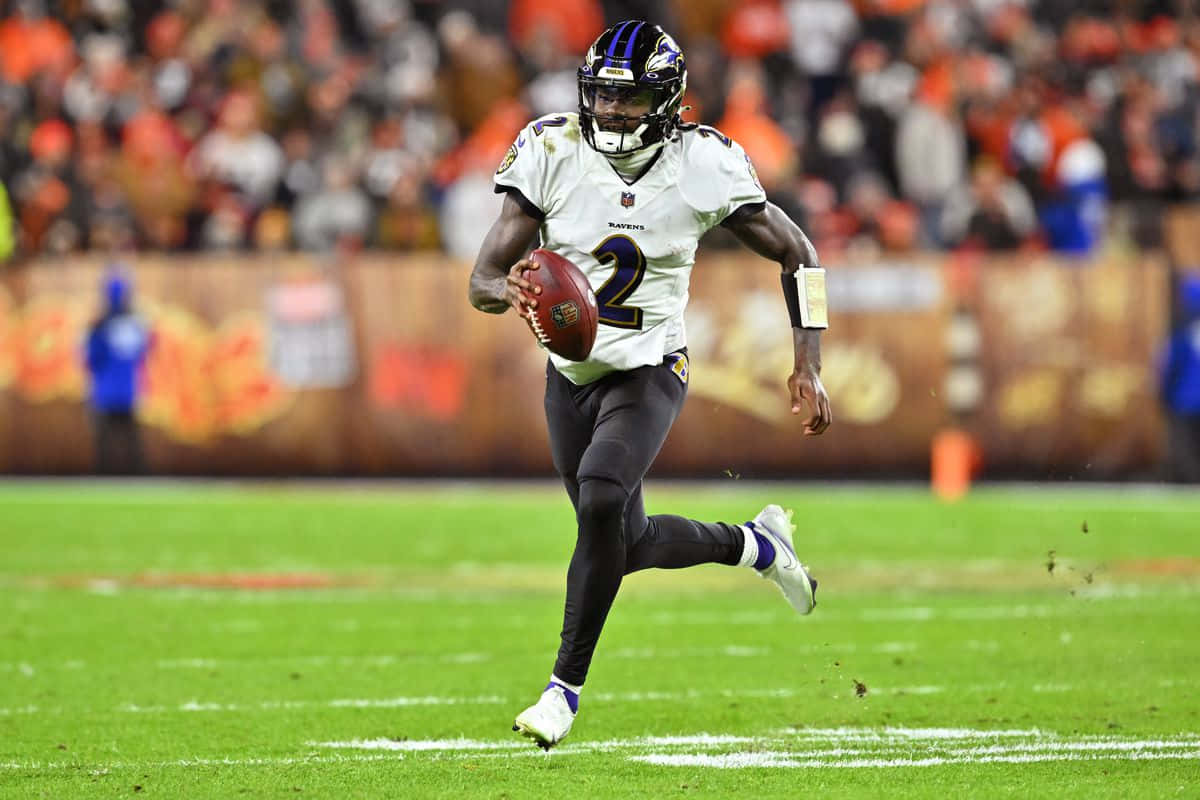 Tyler Huntley In Action Ravens Quarterback Wallpaper