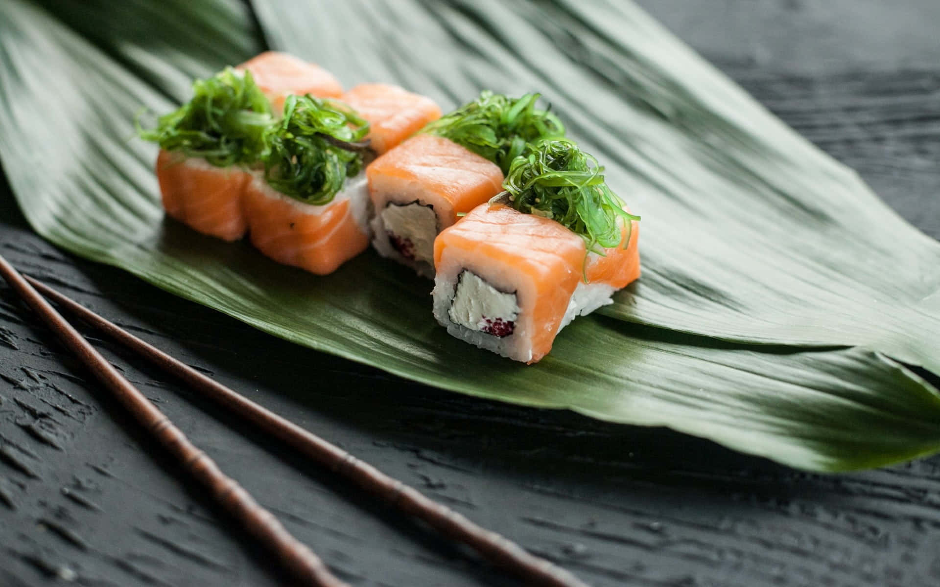 Typerav Sushi På Ett Blad-bild
