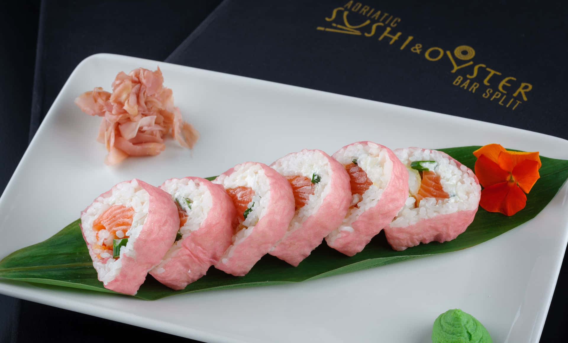 Typerav Sushi På Rosa Bild