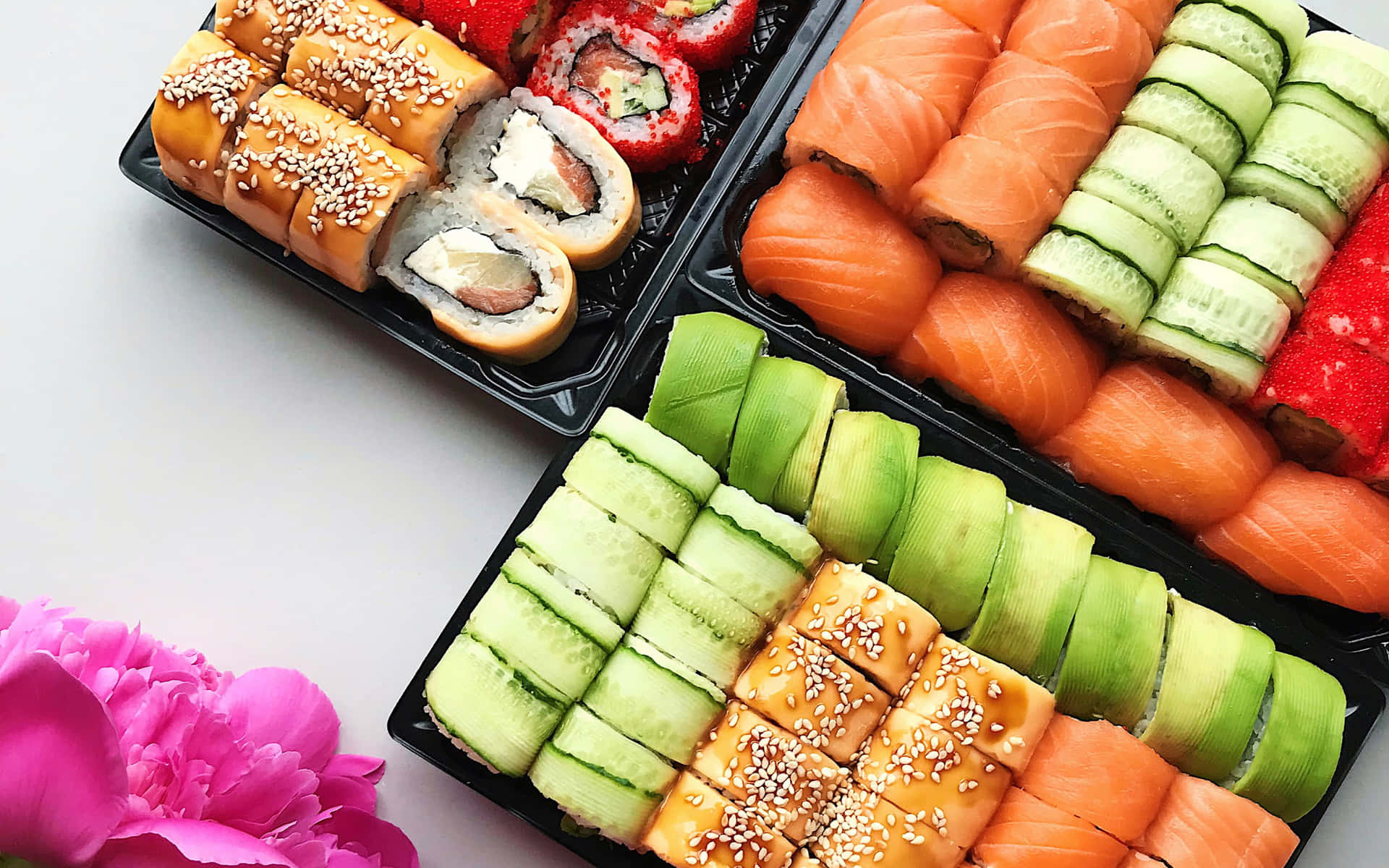 Typerav Sushi Med En Bild Av Rosa Blommor.