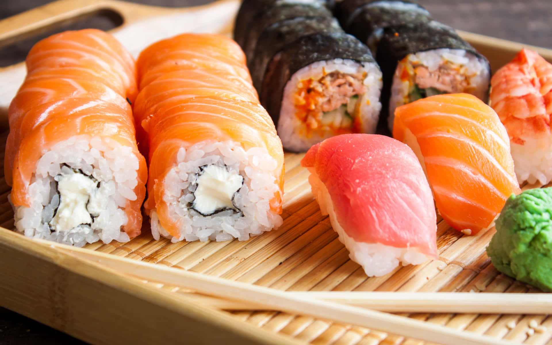 Tipidi Sushi Su Un Vassoio Immagine